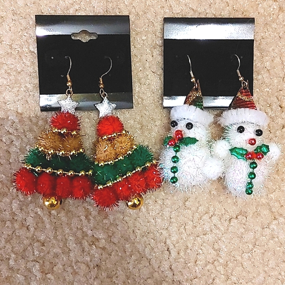Lot of 2 pairs of Christmas lightweight puffy earrings